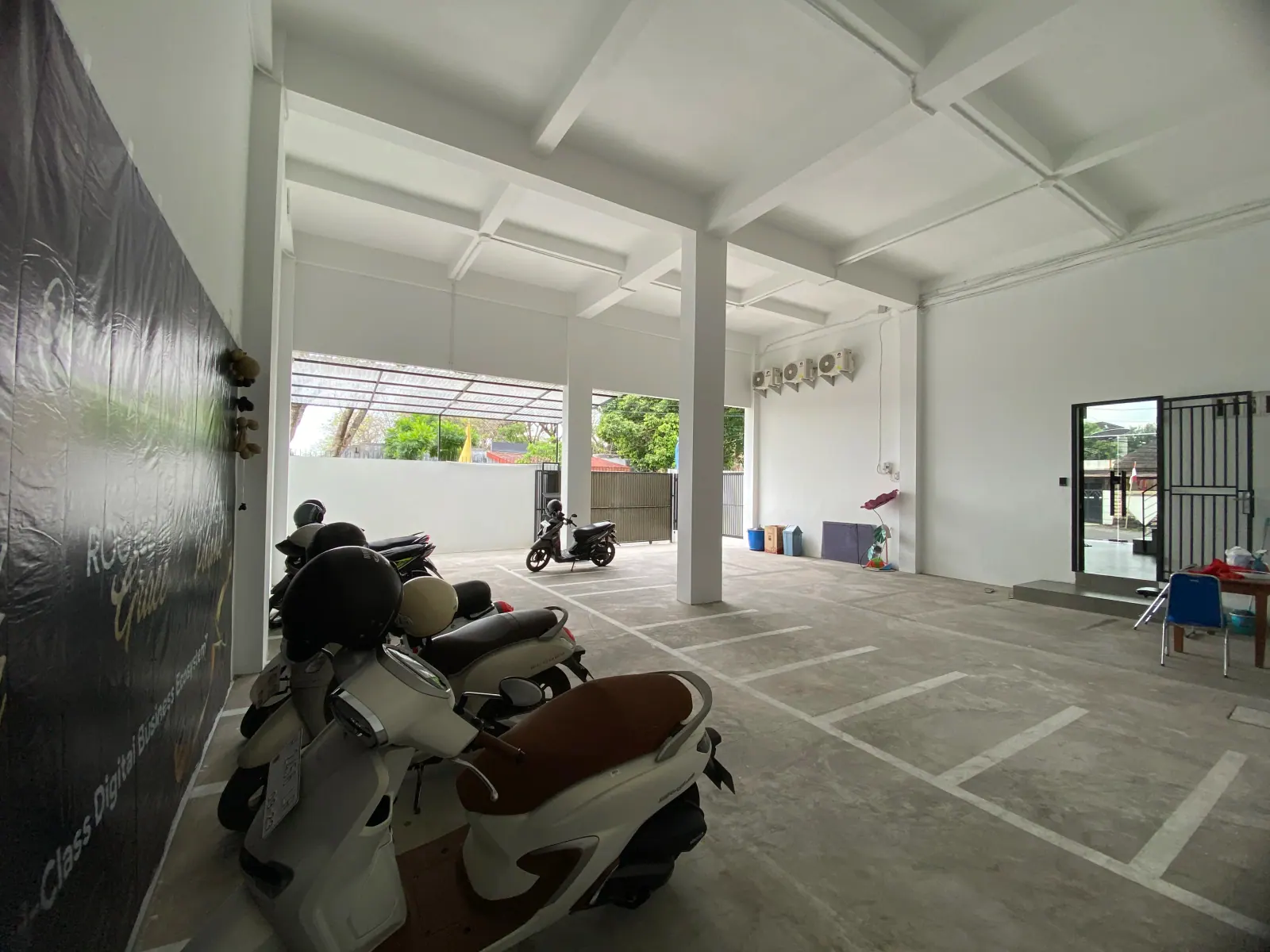 Area parkir HERCOLLAB