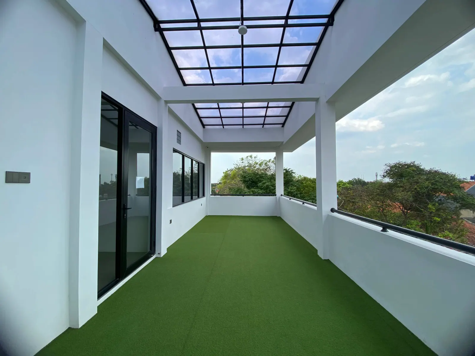 Balkon HERCOLLAB dengan pemandangan kota Semarang