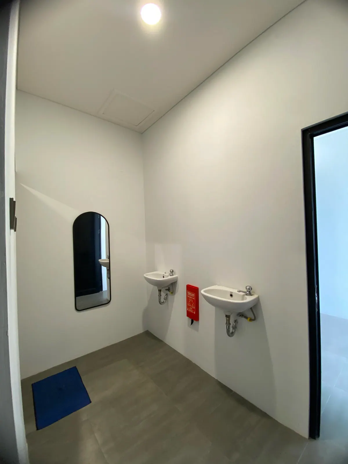 Kamar mandi HERCOLLAB