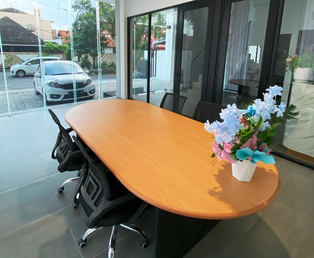 Ruang meeting HERCOLLAB dengan meja rapat dan kursi