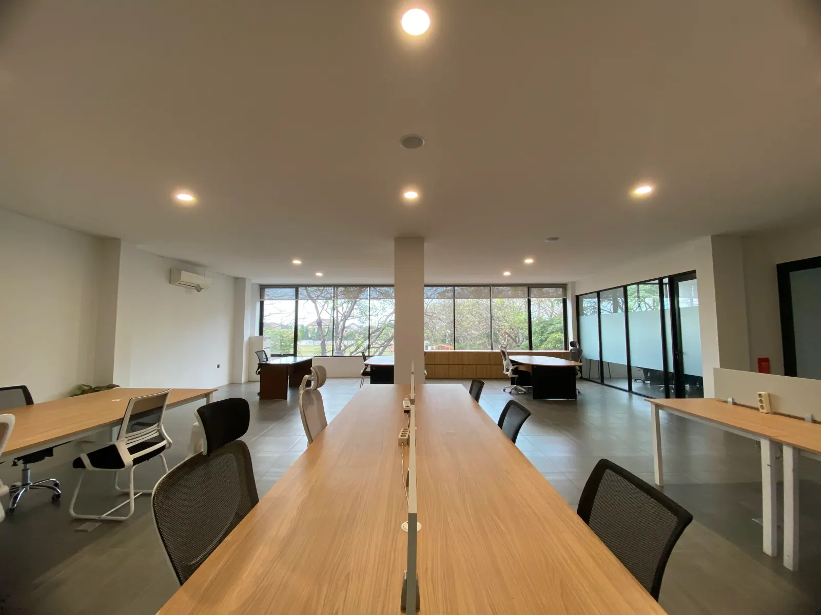 Suasana sekitar kantor HERCOLLAB di pusat kota Semarang