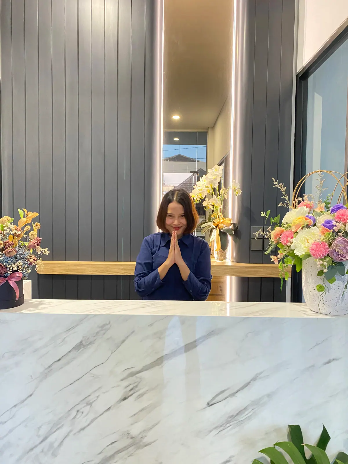 Resepsionis HERCOLLAB siap membantu