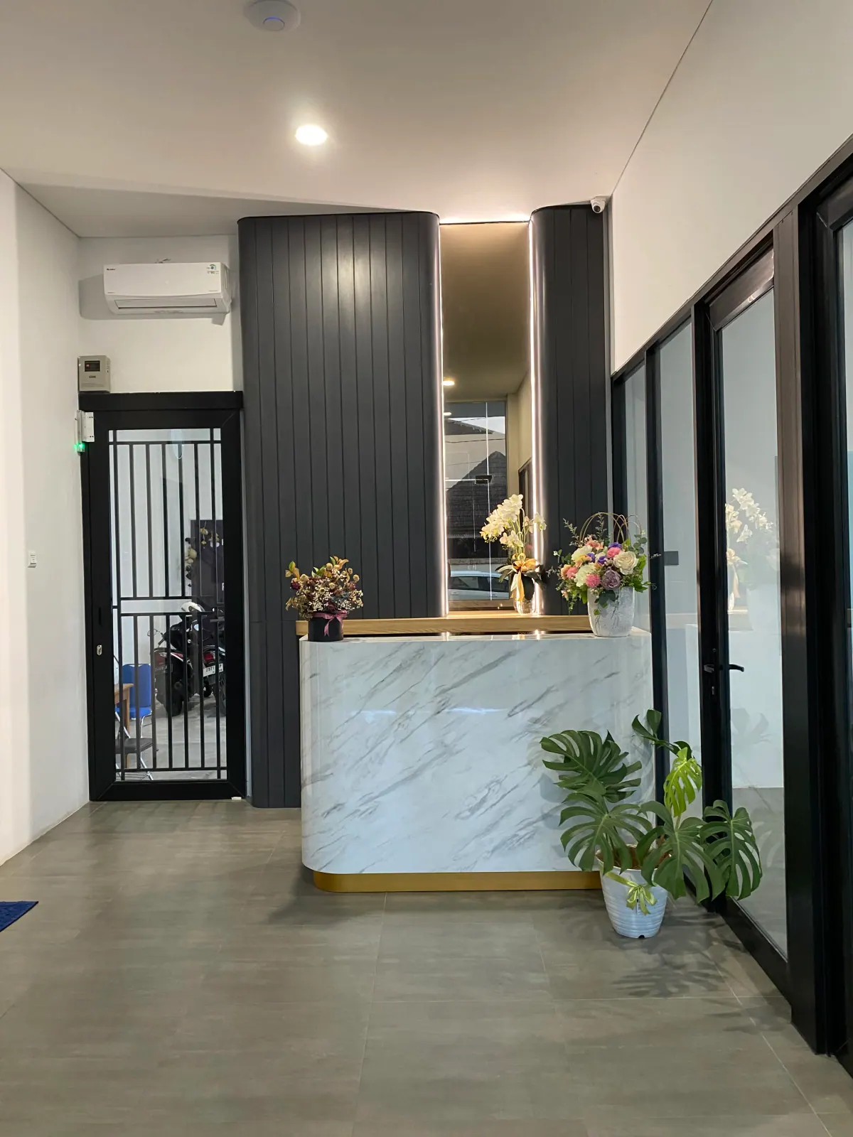 Fasilitas penunjang di HERCOLLAB seperti meeting room dan pantry