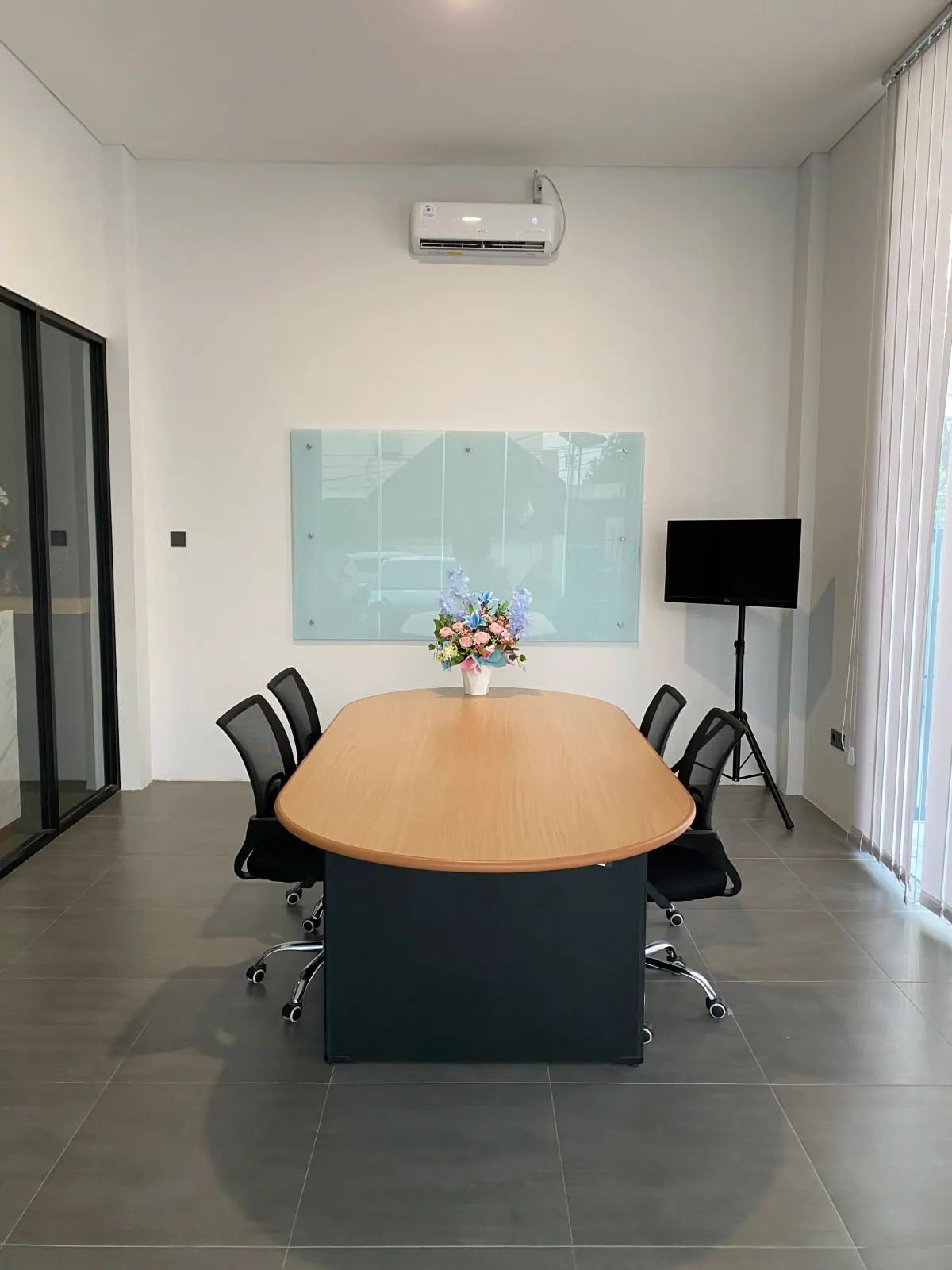 Ruang meeting HERCOLLAB dengan proyektor