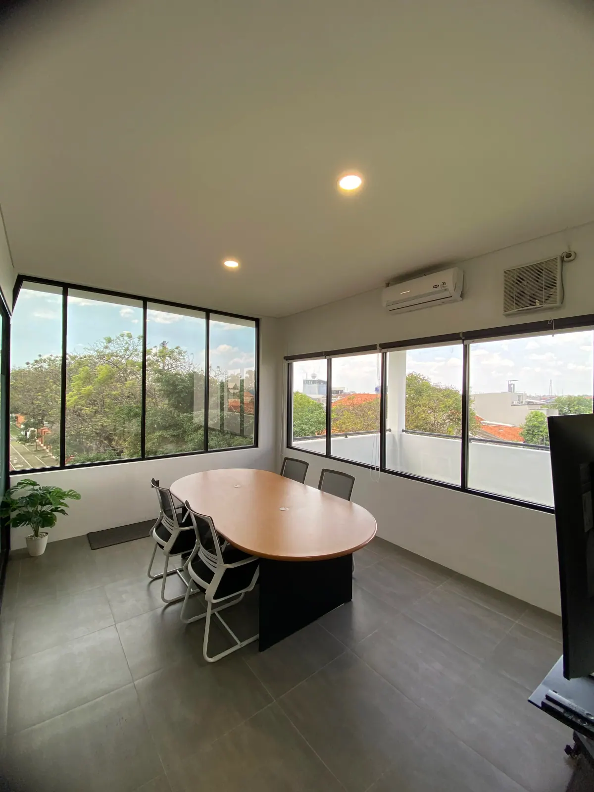 Ruang private office HERCOLLAB dengan meja kerja